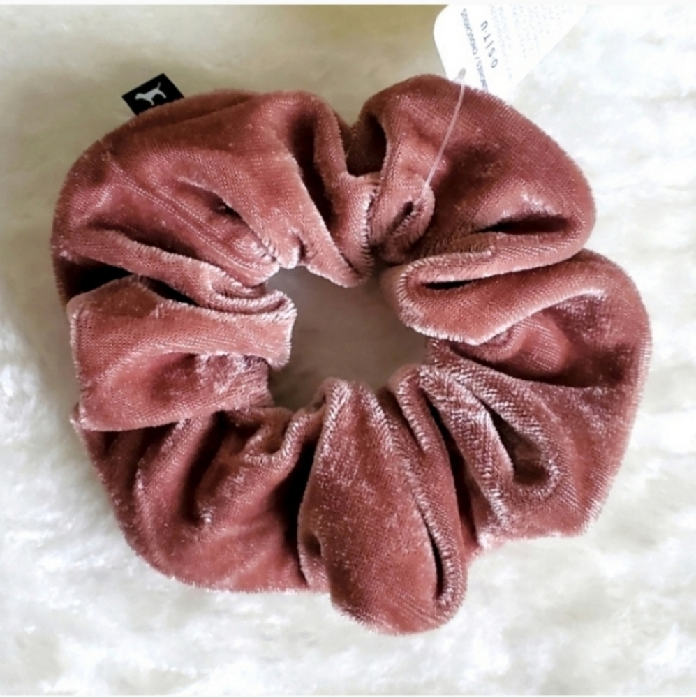 Victoria's Secret Pink Velvet Scrunchie - Picture 1 of 3